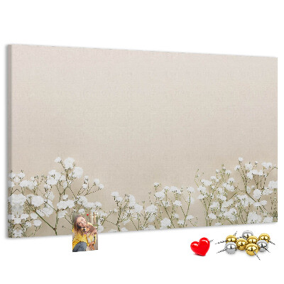 Tablero de anuncios flores delicadas sobre un fondo neutro