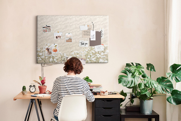 Tablero de anuncios flores delicadas sobre un fondo neutro