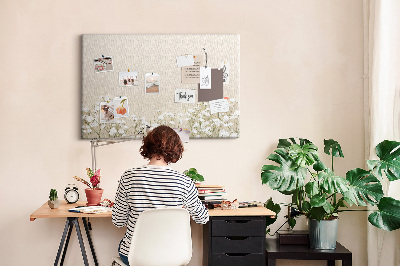 Tablero de anuncios flores delicadas sobre un fondo neutro