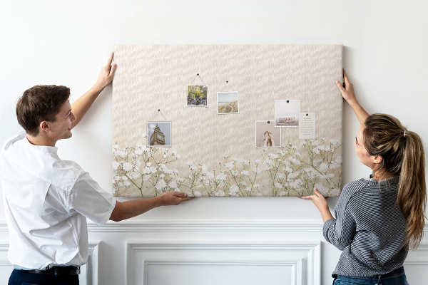 Tablero de anuncios flores delicadas sobre un fondo neutro