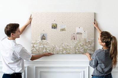 Tablero de anuncios flores delicadas sobre un fondo neutro