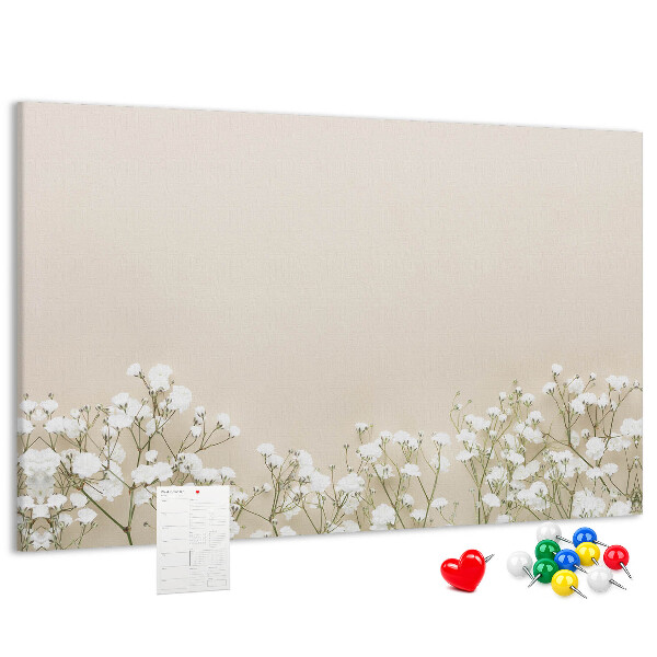 Tablero de anuncios flores delicadas sobre un fondo neutro