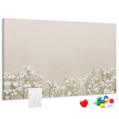 Tablero de anuncios flores delicadas sobre un fondo neutro