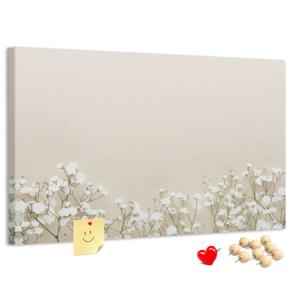 Tablero de anuncios flores delicadas sobre un fondo neutro