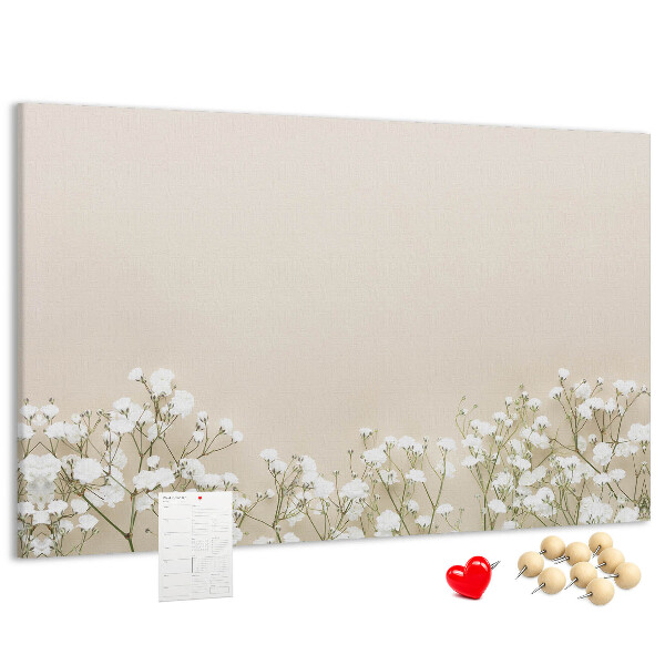 Tablero de anuncios flores delicadas sobre un fondo neutro