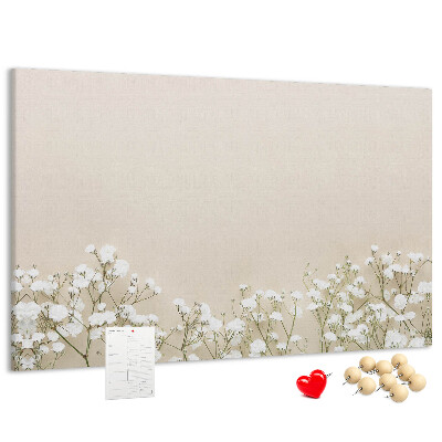 Tablero de anuncios flores delicadas sobre un fondo neutro