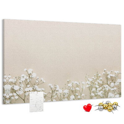 Tablero de anuncios flores delicadas sobre un fondo neutro