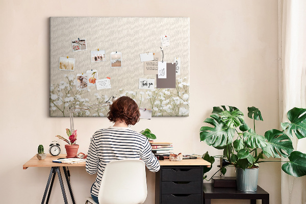 Tablero de anuncios flores delicadas sobre un fondo neutro