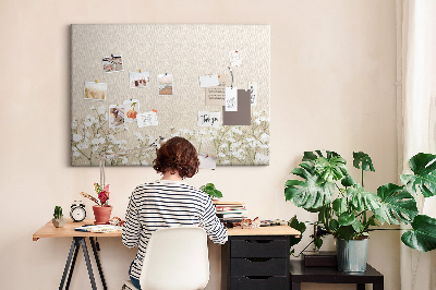 Tablero de anuncios flores delicadas sobre un fondo neutro