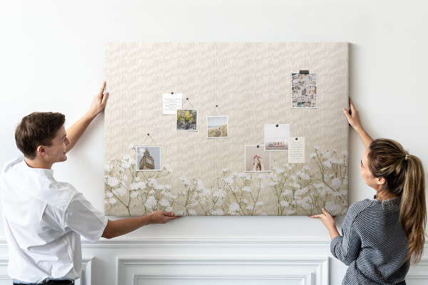 Tablero de anuncios flores delicadas sobre un fondo neutro