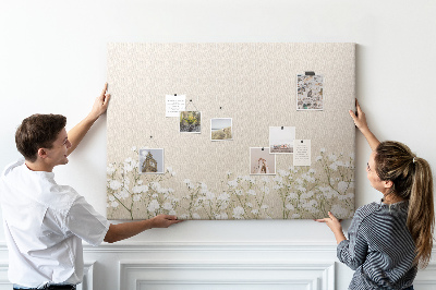 Tablero de anuncios flores delicadas sobre un fondo neutro