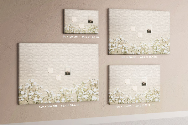 Tablero de anuncios flores delicadas sobre un fondo neutro