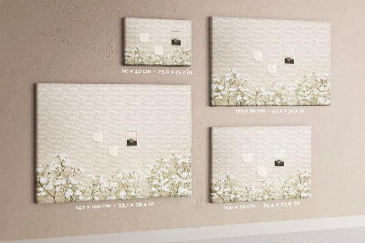 Tablero de anuncios flores delicadas sobre un fondo neutro