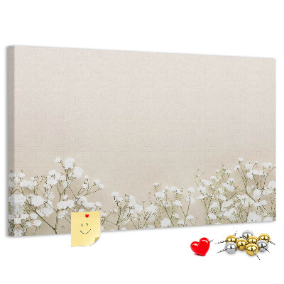 Tablero de anuncios flores delicadas sobre un fondo neutro