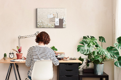 Tablero de anuncios flores delicadas sobre un fondo neutro