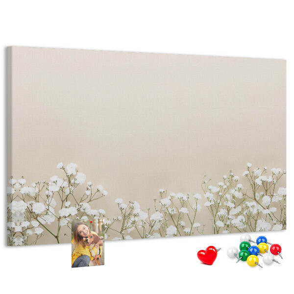 Tablero de anuncios flores delicadas sobre un fondo neutro