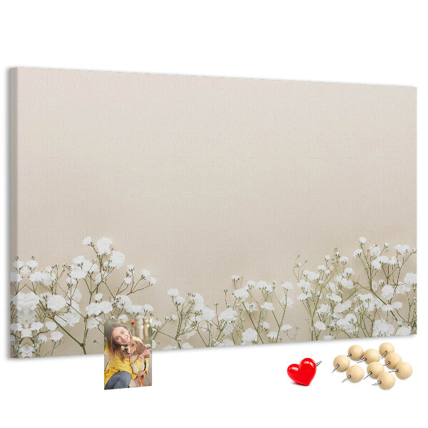 Tablero de anuncios flores delicadas sobre un fondo neutro