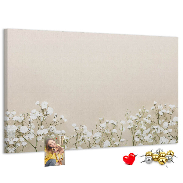 Tablero de anuncios flores delicadas sobre un fondo neutro