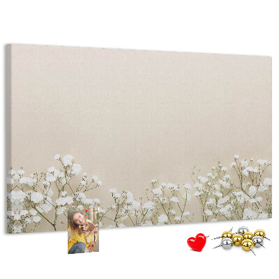 Tablero de anuncios flores delicadas sobre un fondo neutro