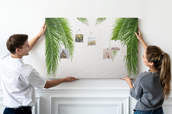 Pizarra de corcho con diseño de hojas de palmera sobre fondo blanco