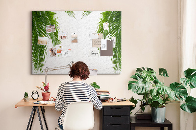 Pizarra de corcho con diseño de hojas de palmera sobre fondo blanco