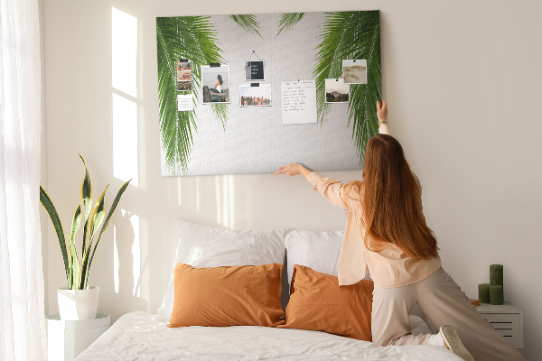 Pizarra de corcho con diseño de hojas de palmera sobre fondo blanco