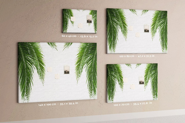 Pizarra de corcho con diseño de hojas de palmera sobre fondo blanco