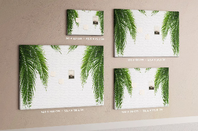 Pizarra de corcho con diseño de hojas de palmera sobre fondo blanco