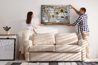 Tablero de corcho decorativo mapa del mundo sobre pared de ladrillo