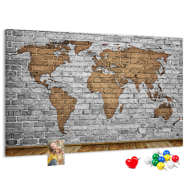 Tablero de corcho decorativo mapa del mundo sobre pared de ladrillo