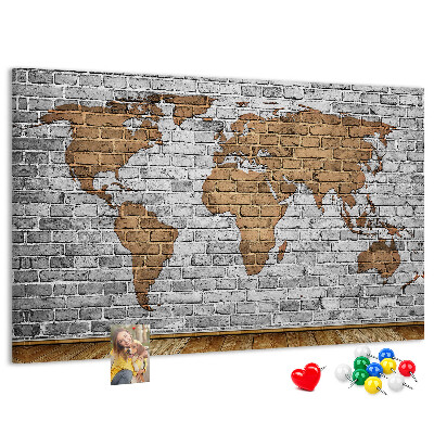 Tablero de corcho decorativo mapa del mundo sobre pared de ladrillo