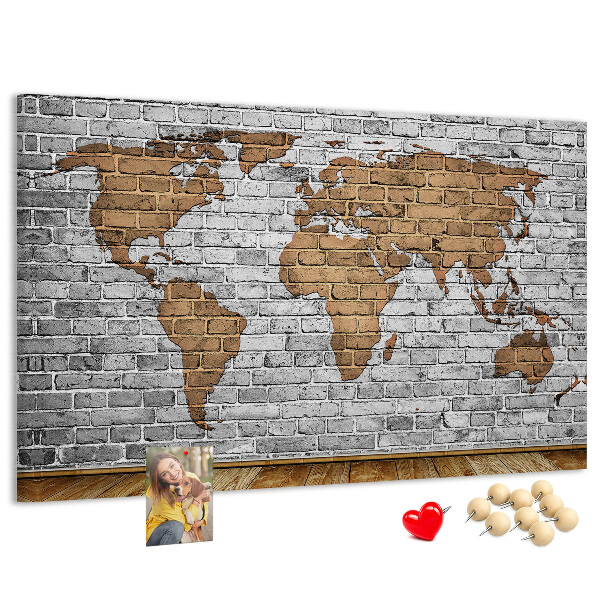 Tablero de corcho decorativo mapa del mundo sobre pared de ladrillo