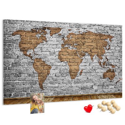 Tablero de corcho decorativo mapa del mundo sobre pared de ladrillo