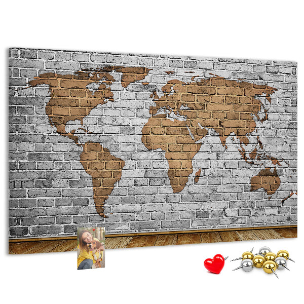 Tablero de corcho decorativo mapa del mundo sobre pared de ladrillo