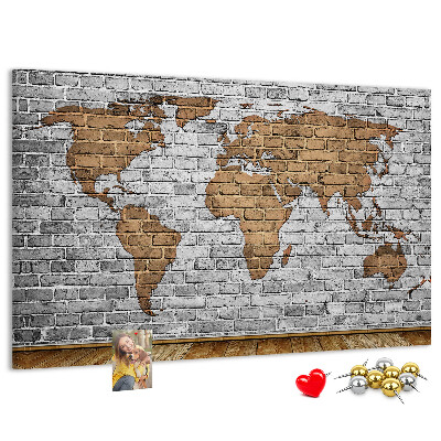 Tablero de corcho decorativo mapa del mundo sobre pared de ladrillo