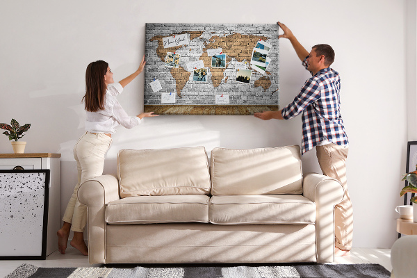 Tablero de corcho decorativo mapa del mundo sobre pared de ladrillo