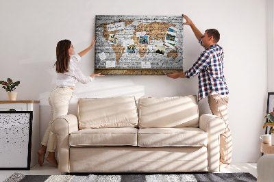 Tablero de corcho decorativo mapa del mundo sobre pared de ladrillo