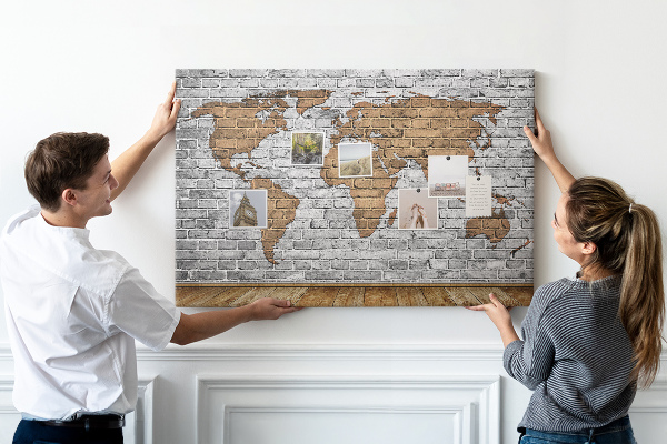 Tablero de corcho decorativo mapa del mundo sobre pared de ladrillo