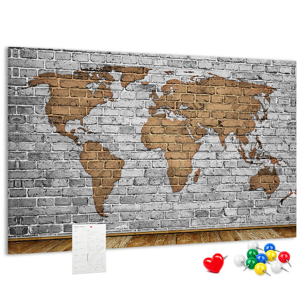 Tablero de corcho decorativo mapa del mundo sobre pared de ladrillo