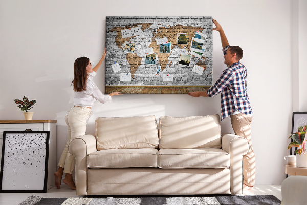 Tablero de corcho decorativo mapa del mundo sobre pared de ladrillo