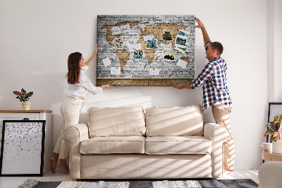 Tablero de corcho decorativo mapa del mundo sobre pared de ladrillo