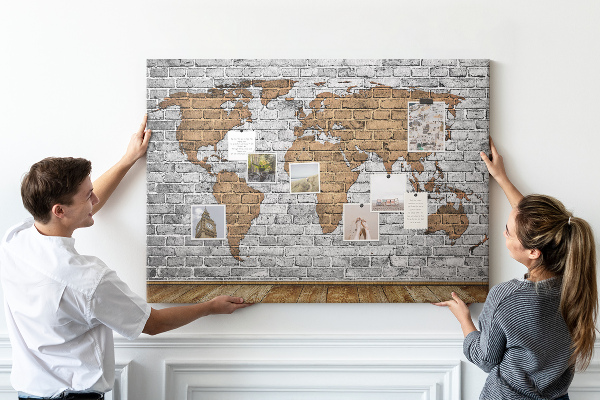 Tablero de corcho decorativo mapa del mundo sobre pared de ladrillo