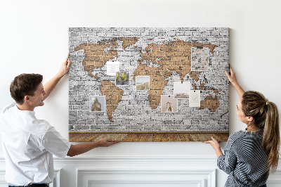 Tablero de corcho decorativo mapa del mundo sobre pared de ladrillo