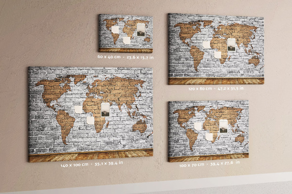 Tablero de corcho decorativo mapa del mundo sobre pared de ladrillo