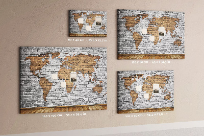 Tablero de corcho decorativo mapa del mundo sobre pared de ladrillo