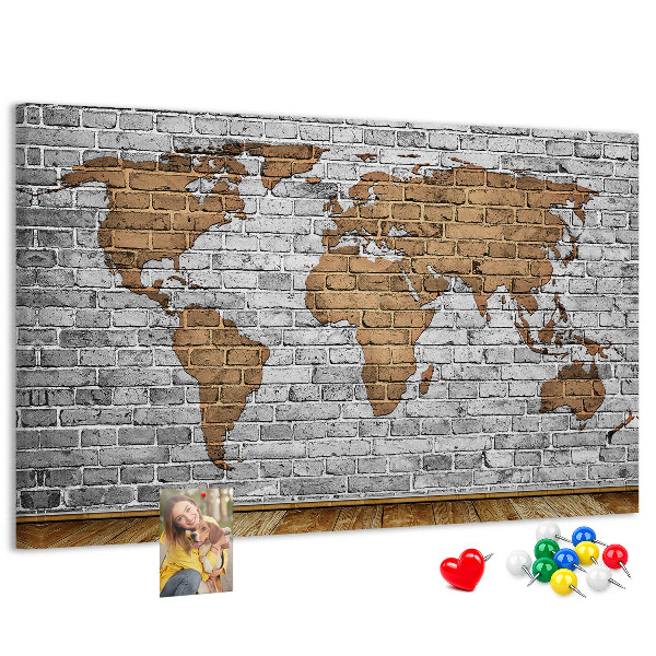 Tablero de corcho decorativo mapa del mundo sobre pared de ladrillo