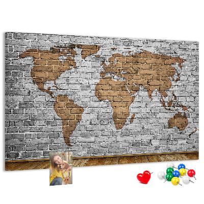 Tablero de corcho decorativo mapa del mundo sobre pared de ladrillo