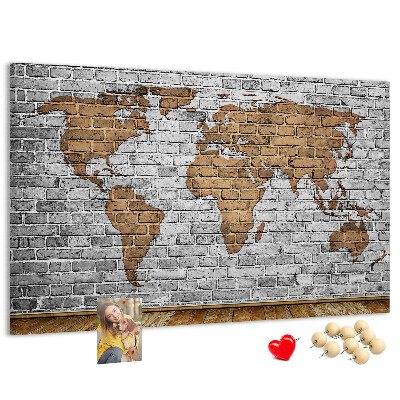 Tablero de corcho decorativo mapa del mundo sobre pared de ladrillo