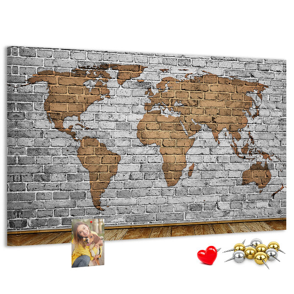 Tablero de corcho decorativo mapa del mundo sobre pared de ladrillo