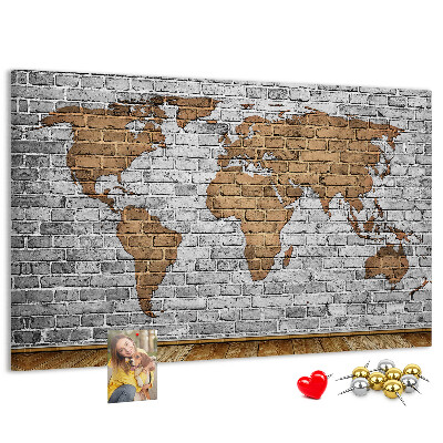 Tablero de corcho decorativo mapa del mundo sobre pared de ladrillo